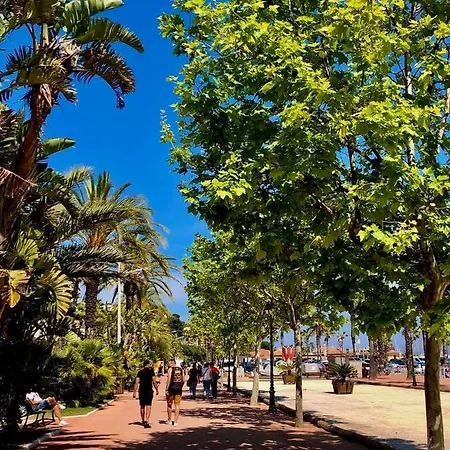 Готель Les Cyclades Ле-Лаванду